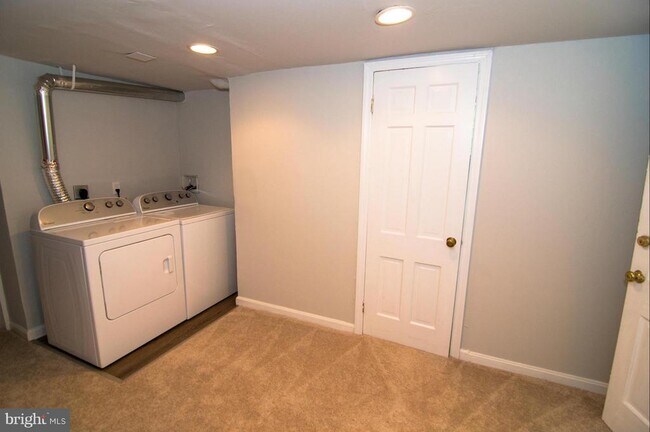 Building Photo - 6638 Holland St