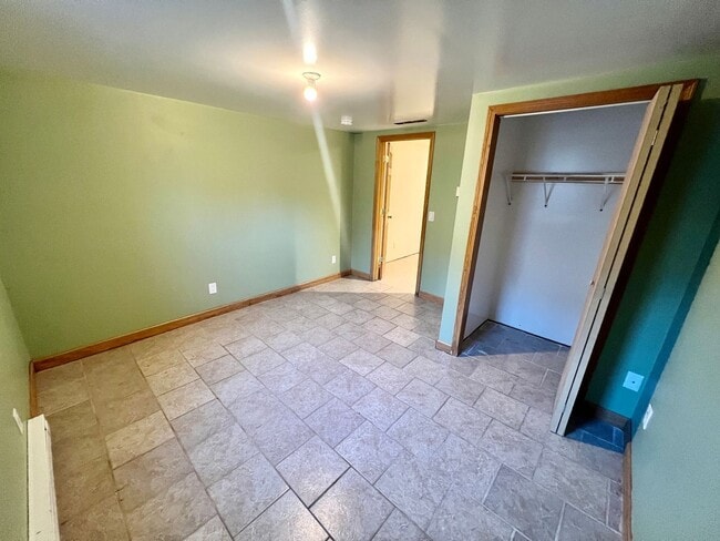 Building Photo - AVAILABLE JUNE 2025! HUGE 5 Bedroom, 2 Bath Home by UMD!