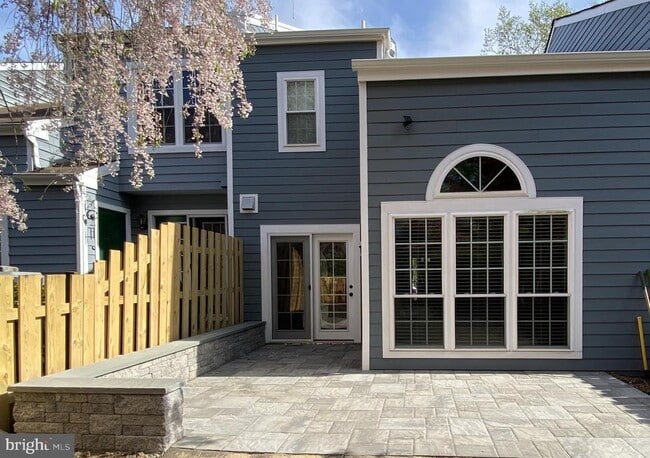 Building Photo - 424 Trumbull Ct