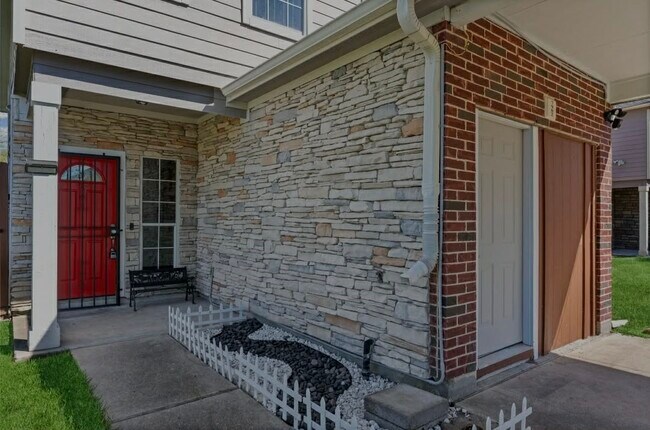 Building Photo - 7902 Dyer St