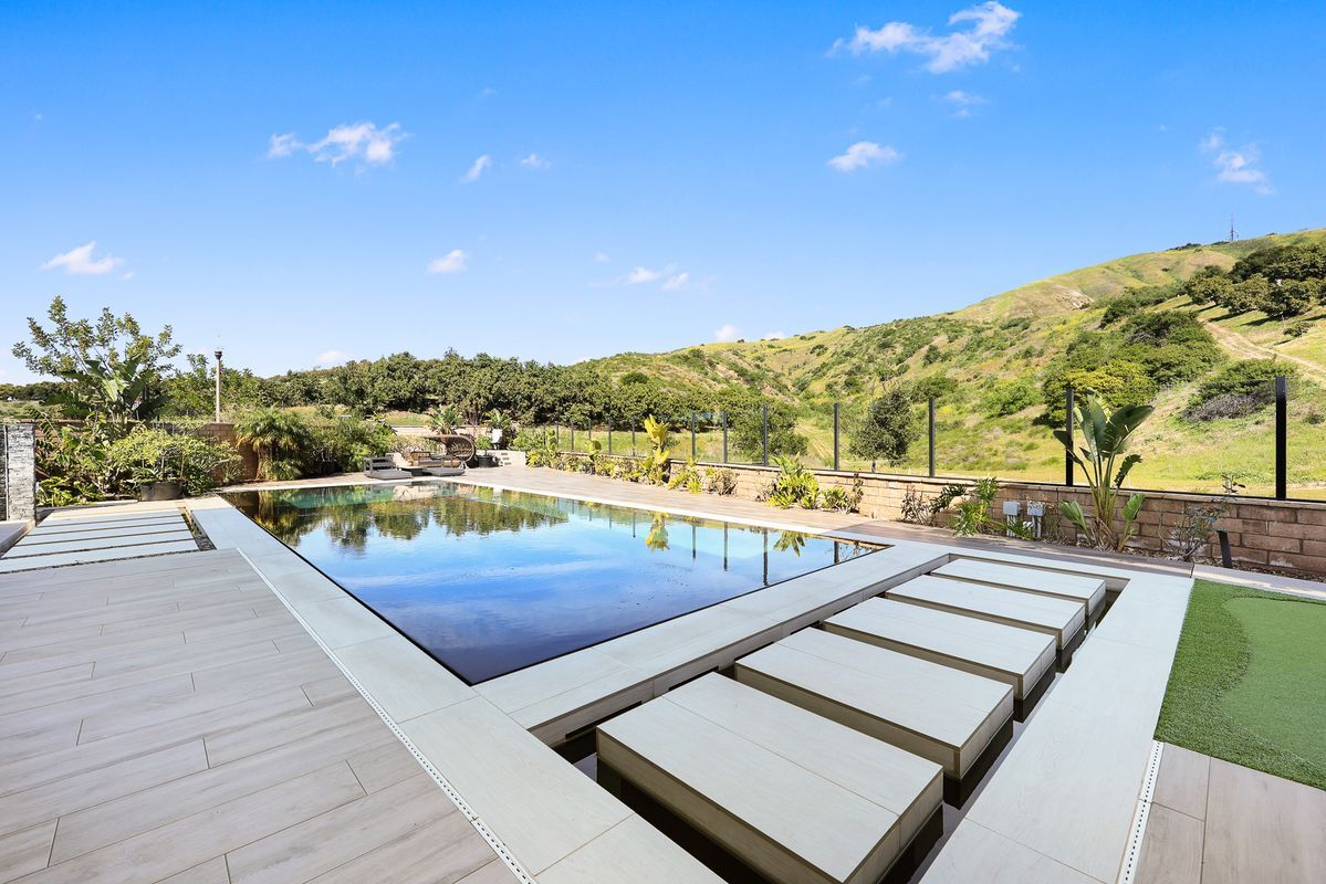 Building Photo - 107 Clear Falls