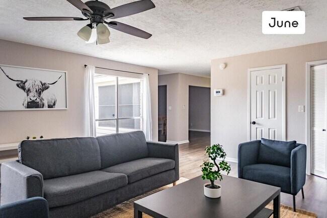 Building Photo - ROOM ONLY in 4-bed/2.0-bath Home