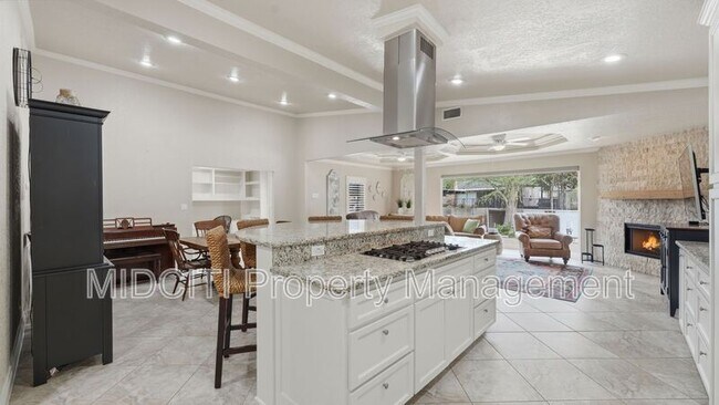 Building Photo - 156 Trelawney St