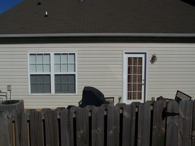 Building Photo - Charming NW Knoxville End-Unit Townhouse — 2 Beds, 2 Baths & 2-Car Garage