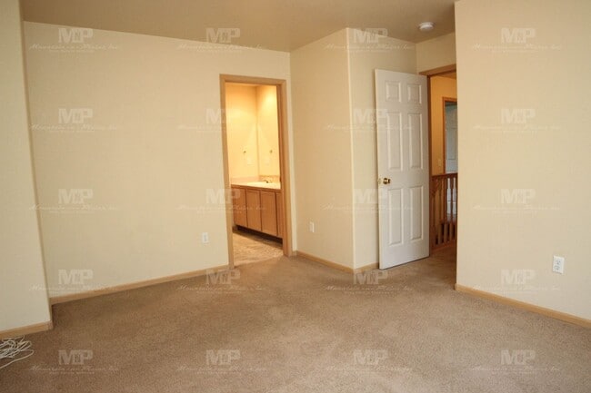 Building Photo - 2036 Glenmoor Dr