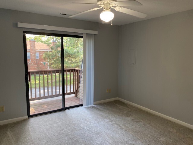 Building Photo - Two-bedroom condo located in Chapel Hill