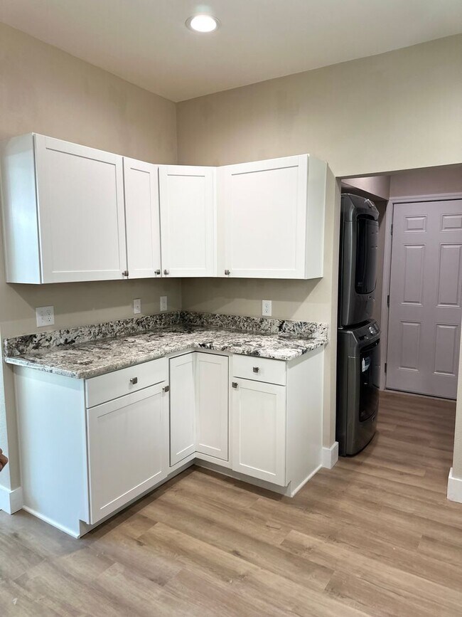 Building Photo - Remodeled Downtown Home!
