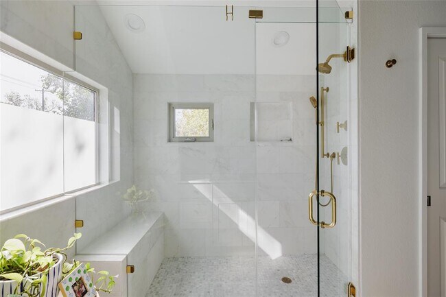 Building Photo - 2412 Wilson St