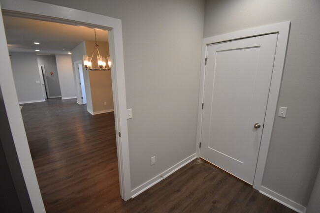 Building Photo - Gorgeous 4 Bedroom, 2 Bathroom Home in Far...