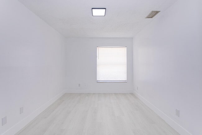 Building Photo - 202 Sparrow Dr