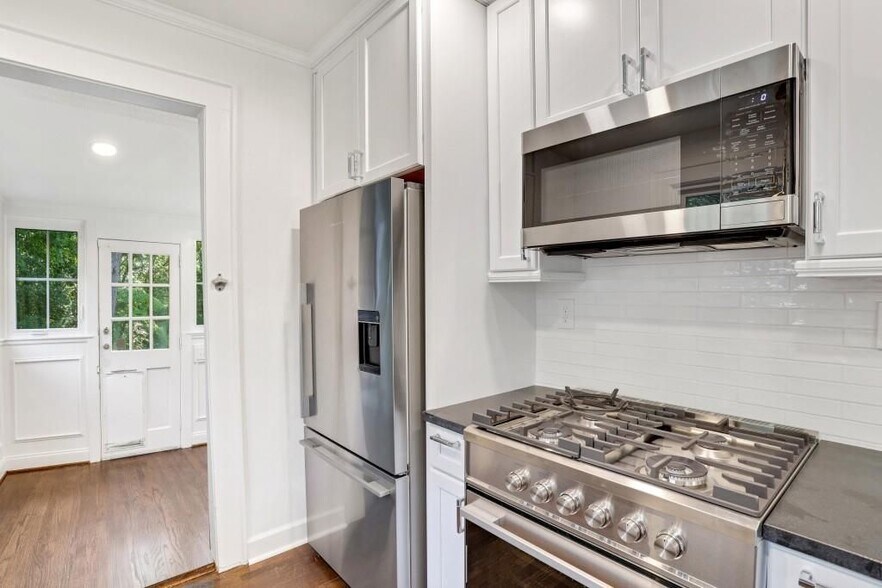 Building Photo - 2215 Fairhaven Cir NE