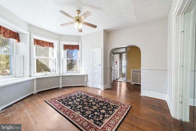 Building Photo - 7301 Chestnut Ave