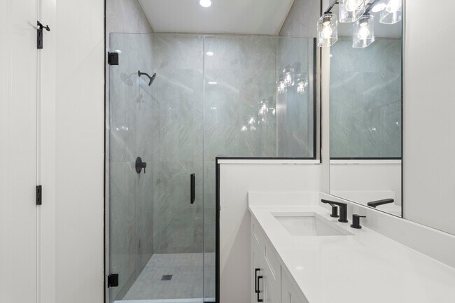 Building Photo - 420 E 50th Pl
