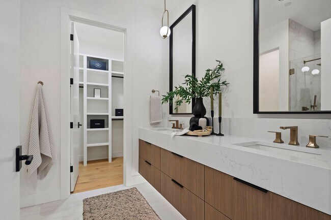 Building Photo - Skyview Townhome: Luxury Living in Lake Oswego's Premier First Addition Neighborhood