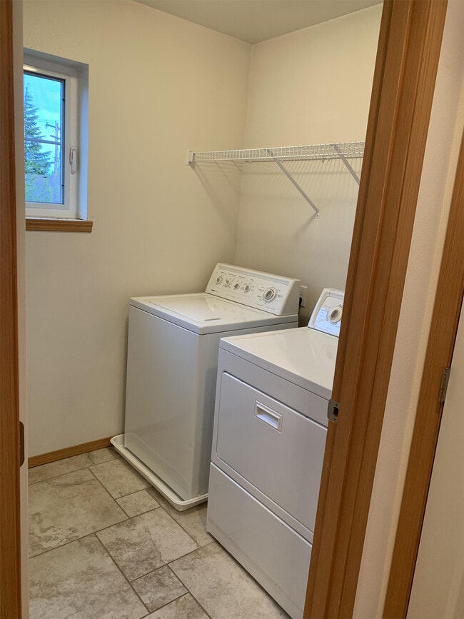 Building Photo - 9515 Holly Dr