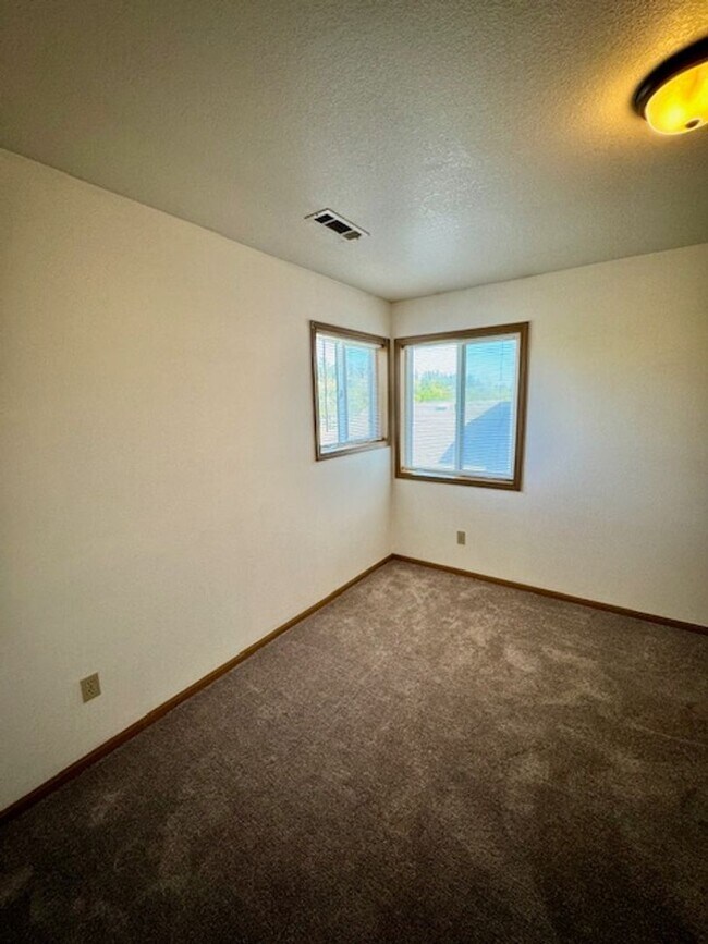 Building Photo - 3 Bedroom 1.5 Bathroom 4plex