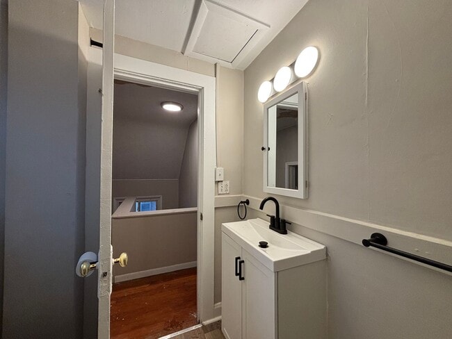 Building Photo - 3 Bedroom 1 Bath, Single Family Home, Lyell - Otis Neighborhood!