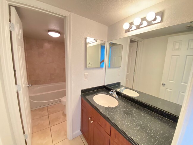 Building Photo - Spacious 3 bedroom, 2 bathroom Condo Locat...