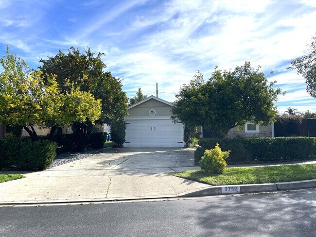 Building Photo - Luxurious Retreat: Stylish 3 Bed, 3 Bath Home in Granada Hills