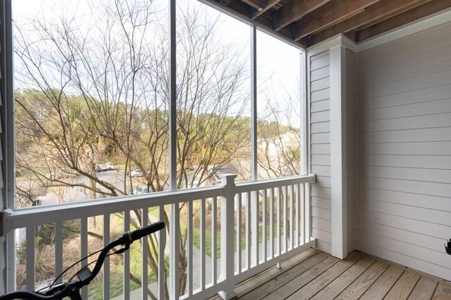 Building Photo - 2 Bedroom 1 Bath Condo in Park West - Mount Pleasant