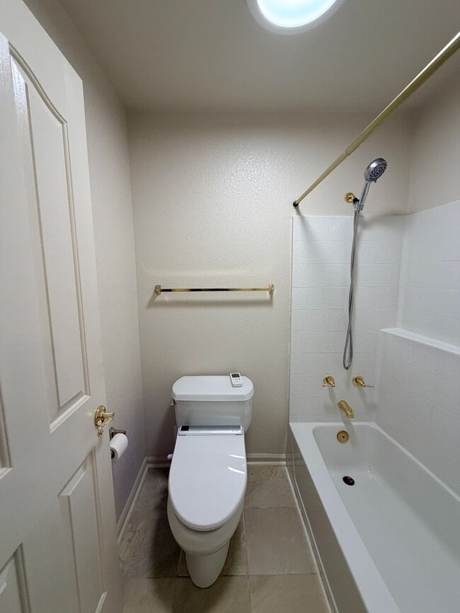 Building Photo - Beautiful Lakefront Home in the Vineyard! 55+ community