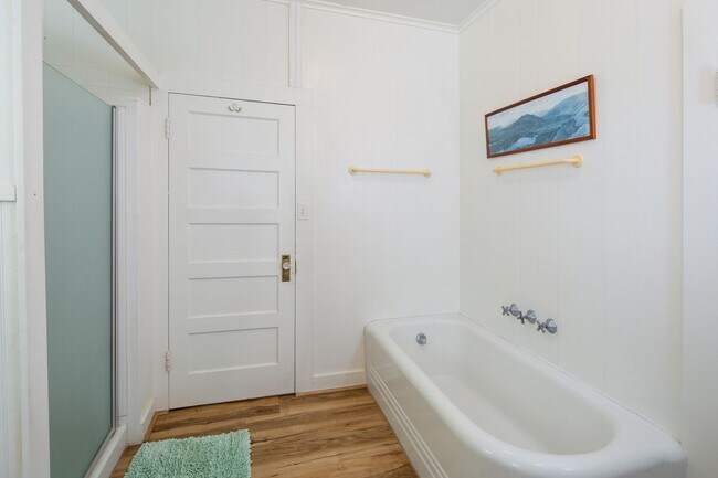 Building Photo - Casual Beach Front 3 Bedroom, 2 Bath Home ...