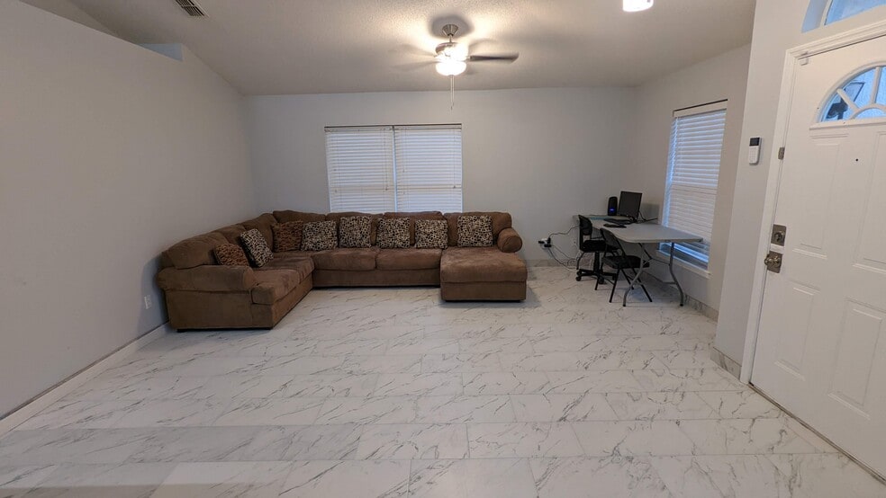 Building Photo - 3048 Pineda Dr
