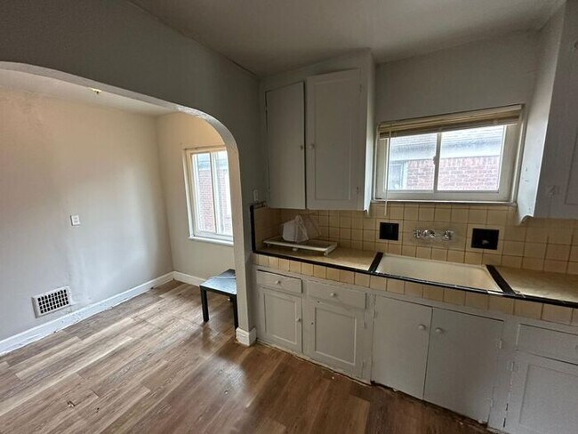 Building Photo - Fully Remodeled - Section 8 Accepted- Skip the Deposit