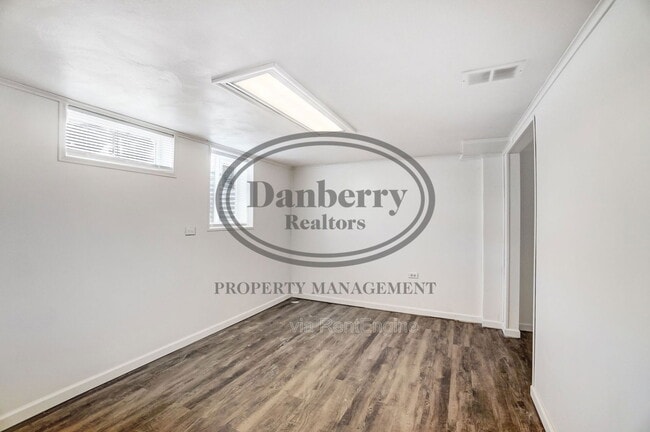 Building Photo - 1133 N Byrne Rd