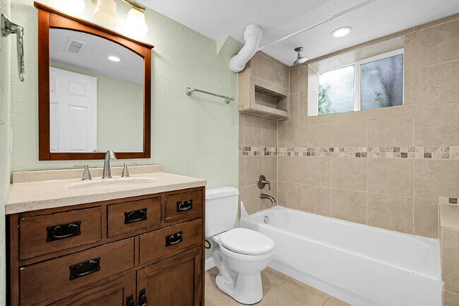 Building Photo - $1,750 - 2 Bed, 1 Bath Duplex Unit in Litt...