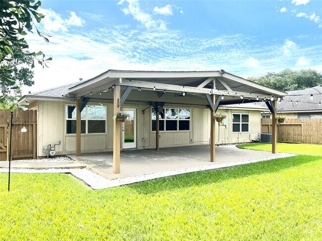 Building Photo - 22114 Pearl Lake Dr