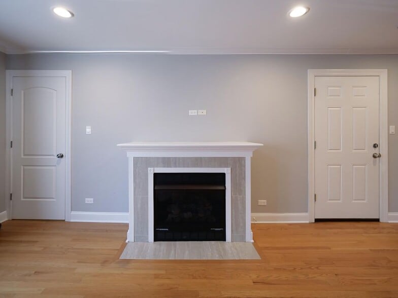 Building Photo - 6821 N Wolcott Ave