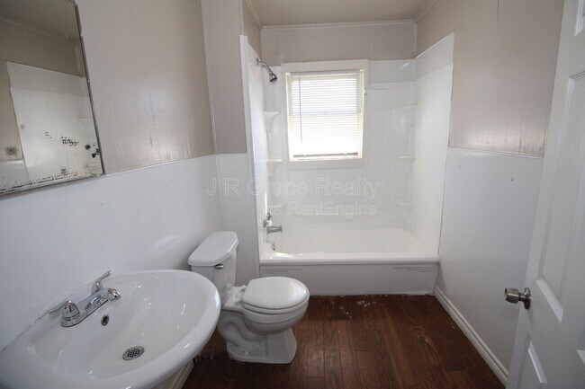 Building Photo - 933 Houston