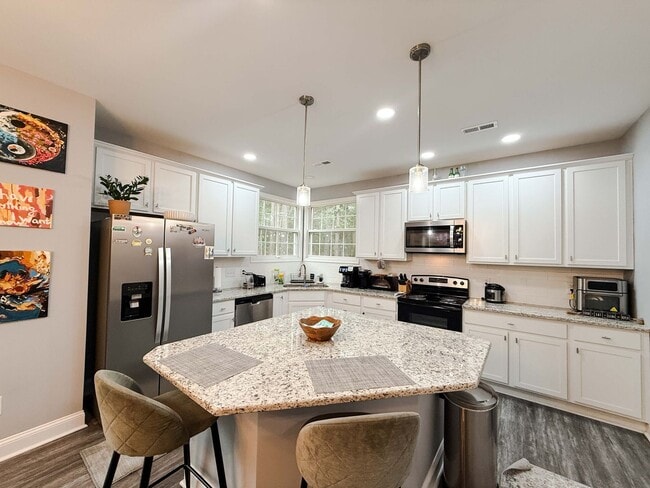 Building Photo - 7019 Laurinburg Rd