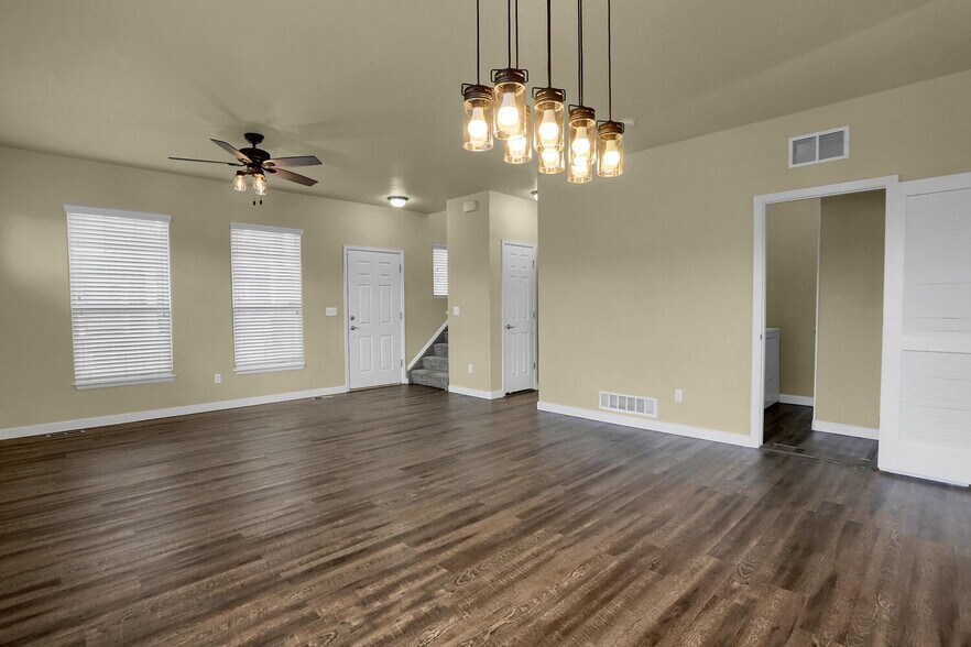 Building Photo - Open Concept Townhome in Excellent Conditi...