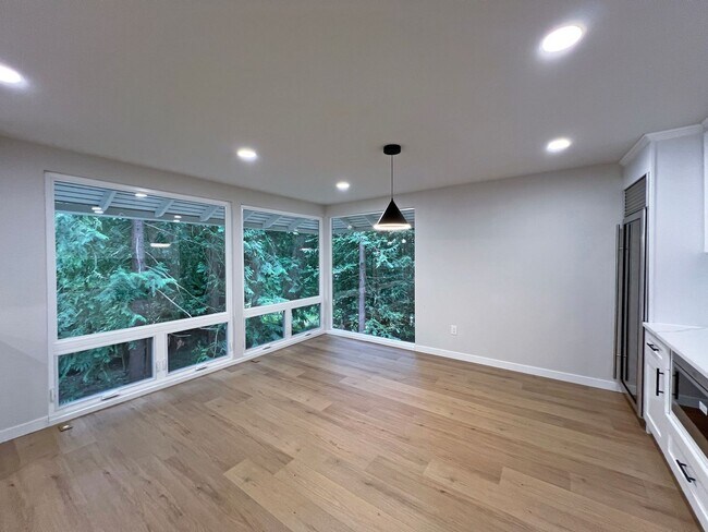 Building Photo - Freshly Remodeled 5BR Home in Prime Bellevue Enatai