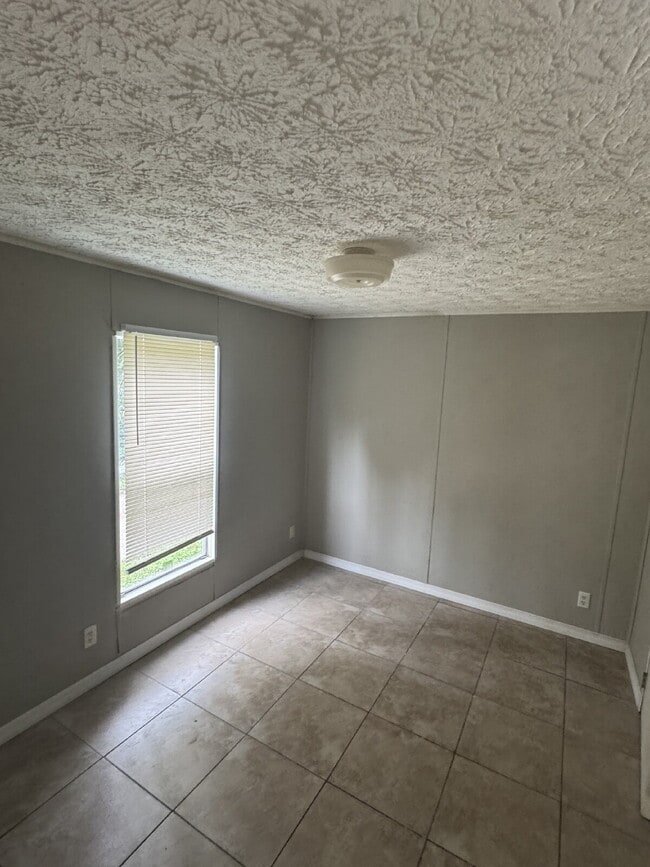 Building Photo - "Charming 3-Bed Oasis in Gibsonton – 1,235 Sq. Ft. of Cozy Living!"