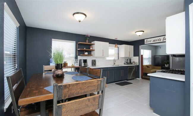 Building Photo - 6010 Ridgebriar Ln