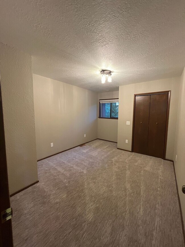 Building Photo - 3 Bedroom 2.5 Bath