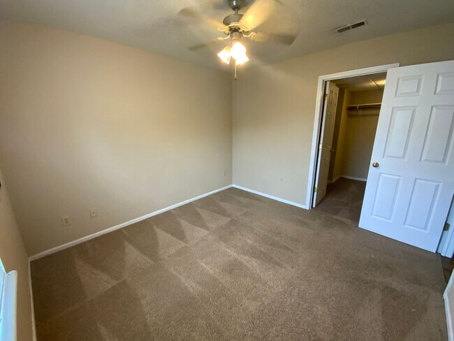 Building Photo - 3 Bedroom 2 Bathroom Duplex
