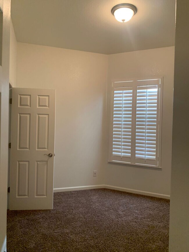 Building Photo - 1235 Paradise Loop