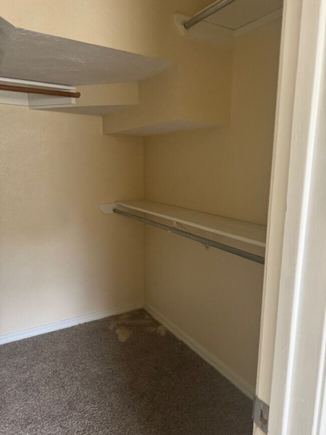 Building Photo - 621-621 Kings Mountain Dr