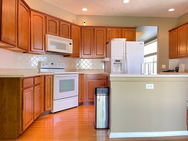 Building Photo - Move-in special. Beautiful 4 bed 2.5 bath 3000+sq ft