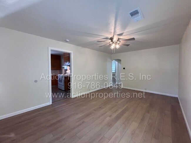 Building Photo - Cottage Style Home in the Heart of Roseville - Large Yard - Completely Renovated!