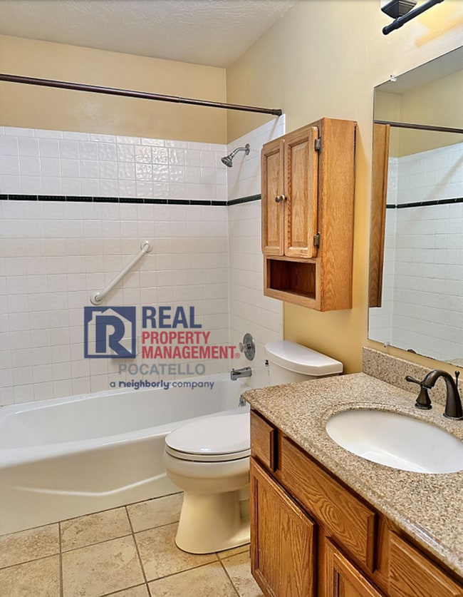 Building Photo - 3 Bed 2.5 Bath Twin Home - Double Car Garage - Small dogs negotiable