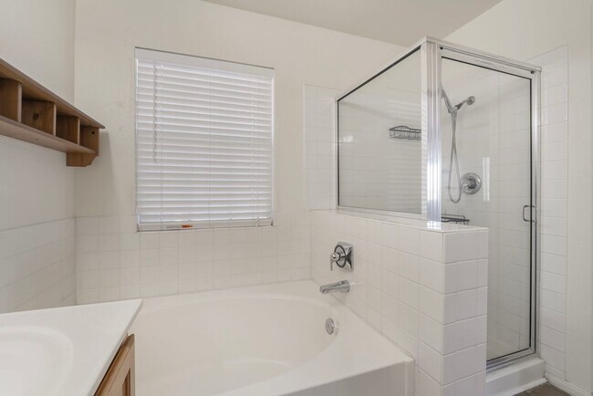 Building Photo - Beautiful Home in a Corner Lot!