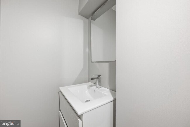 Building Photo - 1419 Wisconsin Ave NW