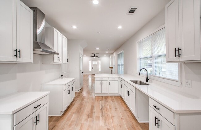 Building Photo - 1825 Young Ave