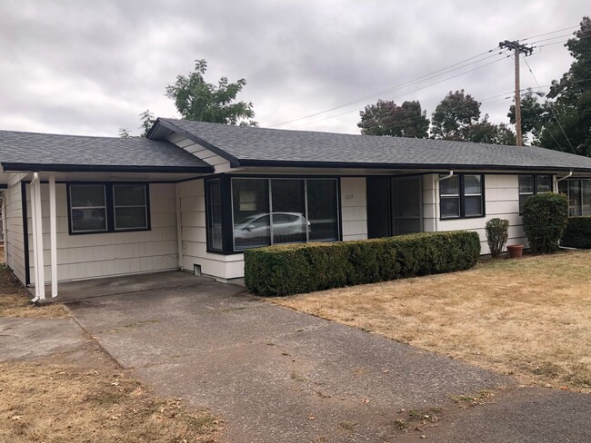 Building Photo - 2 bedroom 1 bathroom duplex in Eugene!