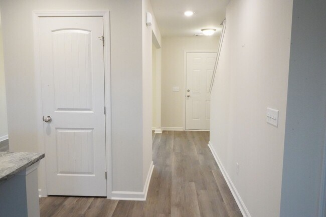 Building Photo - AVAILABLE NOW!